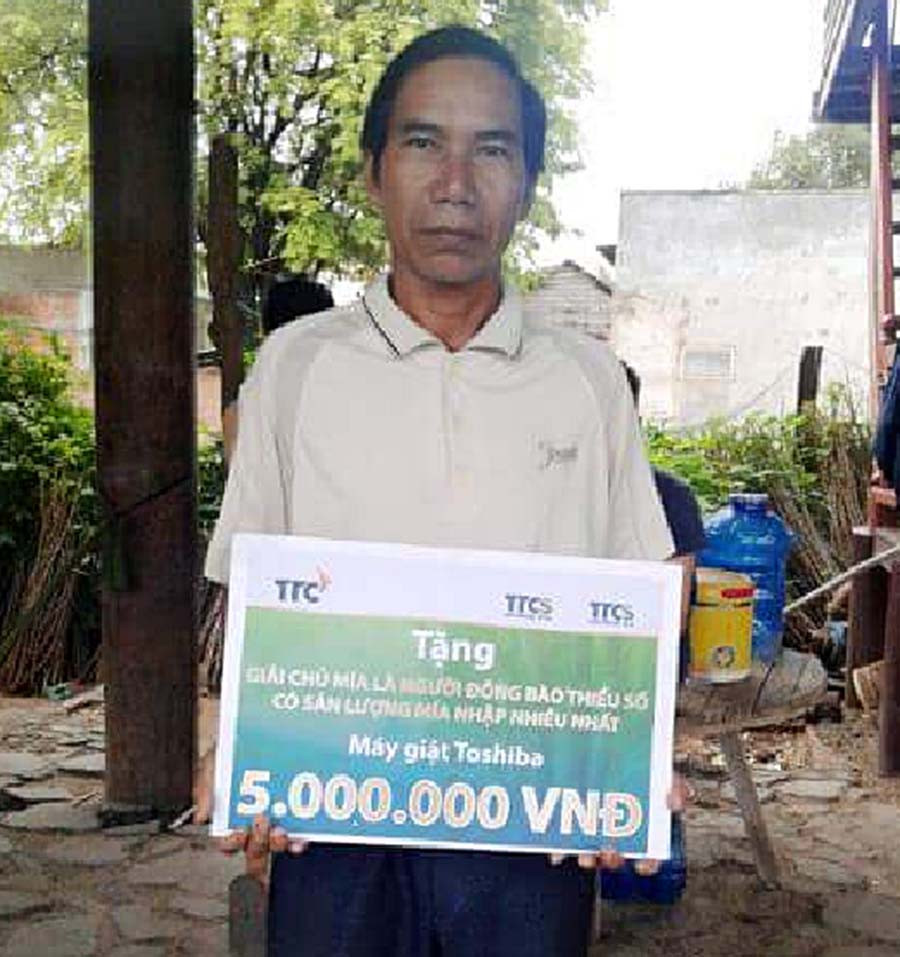 Ông Rô Khen nhận phần thưởng của Công ty TNHH một thành viên Thành Thành Công Gia Lai. Ảnh: H.Y Ông Rô Khen nhận phần thưởng của Công ty TNHH một thành viên Thành Thành Công Gia Lai. Ảnh: H.Y