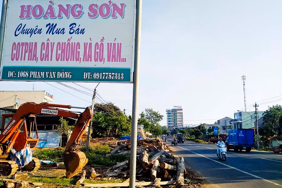  Điểm buôn bán vật liệu tràn lên hành lang an toàn giao thông quốc lộ đoạn qua phường Yên Thế, TP. Pleiku. 