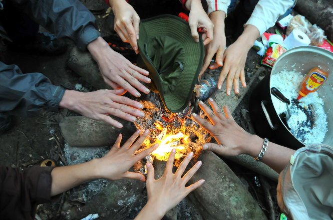 Nên giữ ấm khi đi du lịch trong rừng gặp một cơn mưa Nên giữ ấm khi đi du lịch trong rừng gặp một cơn mưa