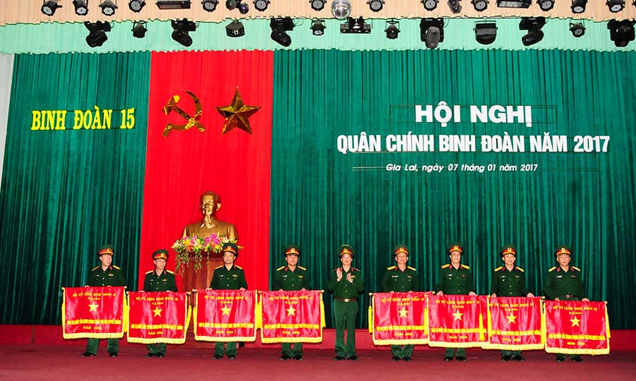 Khen thưởng các tập thể đạt thành tích xuất sắc năm 2016. Ảnh: V.T  Khen thưởng các tập thể đạt thành tích xuất sắc năm 2016. Ảnh: V.T