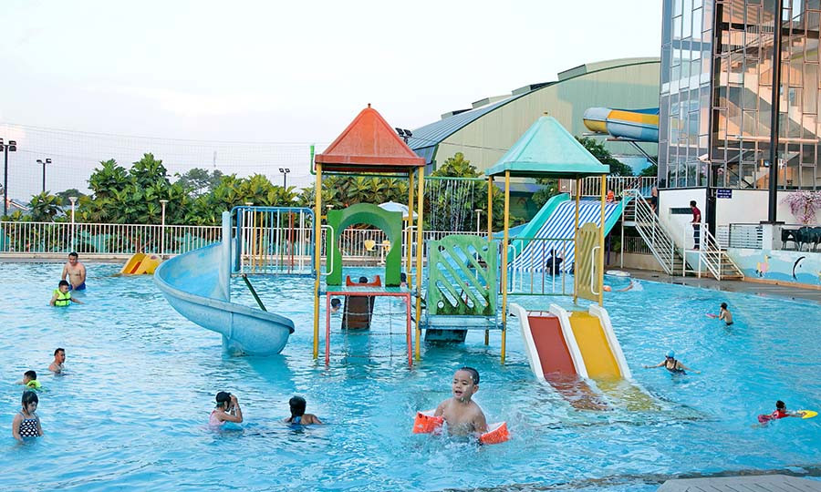 Hồ bơi tại Trung tâm Thể dục Thể thao Thế Dân (TP. Pleiku) những ngày này đón khá đông người đến bơi do nắng nóng. Ảnh: Võ Đình Khoa Hồ bơi tại Trung tâm Thể dục Thể thao Hoàng Phát (TP. Pleiku) những ngày này đón khá đông người đến bơi do nắng nóng. Ảnh: Võ Đình Khoa