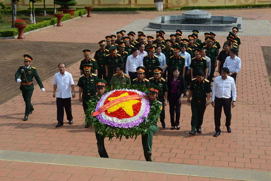 Thắp hương viếng các liệt sĩ tại Quân đoàn 3. Ảnh: V.H Thắp hương viếng các liệt sĩ tại Quân đoàn 3. Ảnh: V.H
