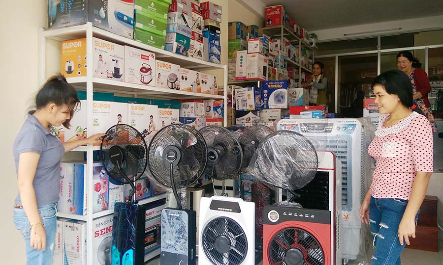  Người dân chọn mua thiết bị giải nhiệt tại một cửa hàng trên địa bàn TP. Pleiku. Ảnh: N.D