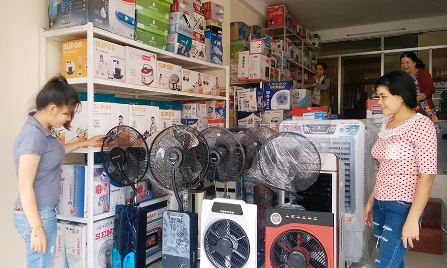  Người dân chọn mua thiết bị giải nhiệt tại một cửa hàng trên địa bàn TP. Pleiku. Ảnh: N.D