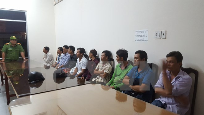 Các đối tượng chơi cá độ gà tại cơ quan chức năng.