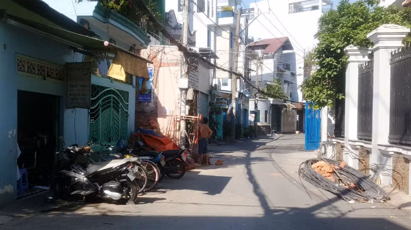 Hiện trường con hẻm, nơi người chồng trẻ truy sát vợ rồi phóng hỏa tự thiêu