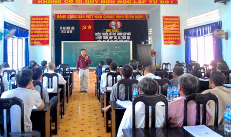 Quang cảnh buổi tuyên truyền. Ảnh: Hồng Thi