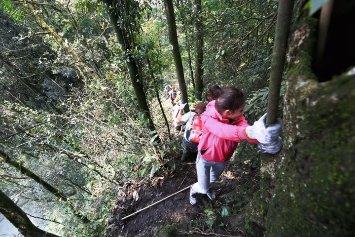 Phần thưởng lớn nhất cho treker trong chặng cuối cùng có lẽ là cảm giác hạnh phúc khi vượt qua chính mình. “Lên tới đỉnh, cơ thể tôi gần như kiệt sức nhưng lại trào lên một sự hung phấn rất kỳ lạ. Điều tuyệt vời là khi tôi nhận ra rằng, mình có thể chinh phục được những điều tưởng chừng như không thể. Và sau đó, dấy lên một niềm đam mê chinh phục những thử thách tiếp theo”, chị Phạm Thị Hương hào hứng chia sẻ sau khi trở về từ chuyến trekking thú vị. 12