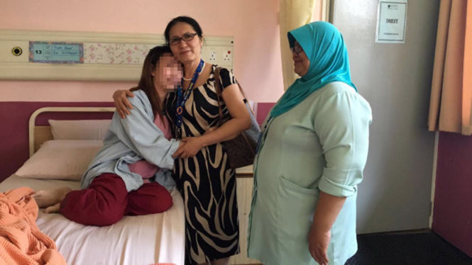 Bà Trần Thị Chang và cô B.T.P.T., người phụ nữ Việt khỏa thân ngoài đường phố ở Malaysia tháng 3-2017. Bà Trần Thị Chang và cô B.T.P.T., người phụ nữ Việt khỏa thân ngoài đường phố ở Malaysia tháng 3-2017.