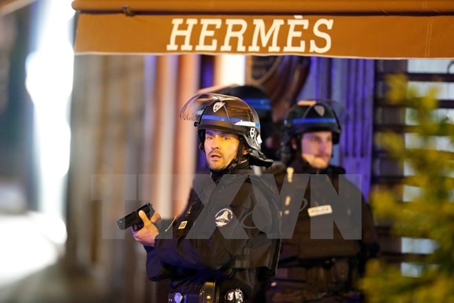 Cảnh sát Pháp phong tỏa hiện trường vụ nổ súng trên Đại lộ Champs Elysees ở Paris ngày 20/4. (Nguồn: EPA/TTXVN)