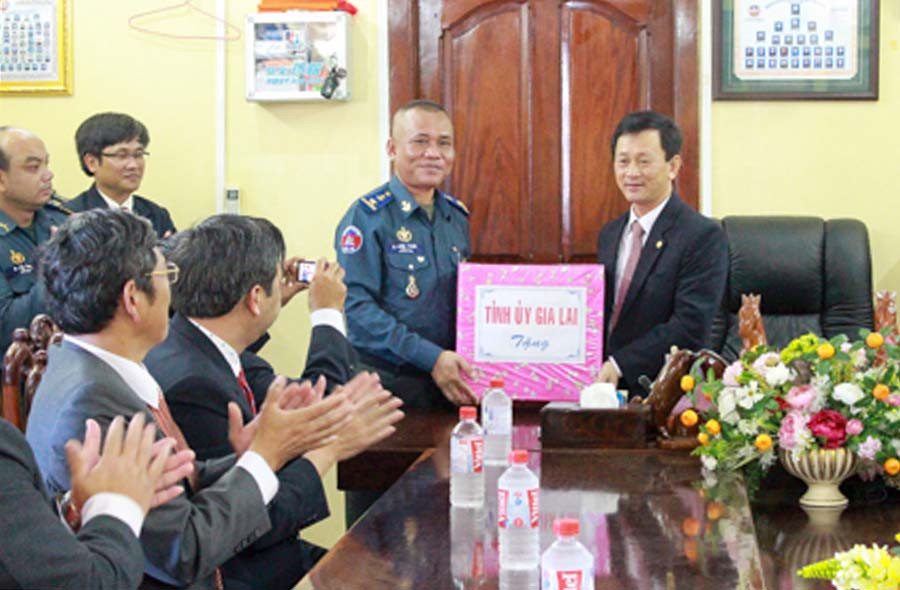Thăm và tặng quà cho Quân cảnh Stung Treng. Ảnh: Hồng Thi