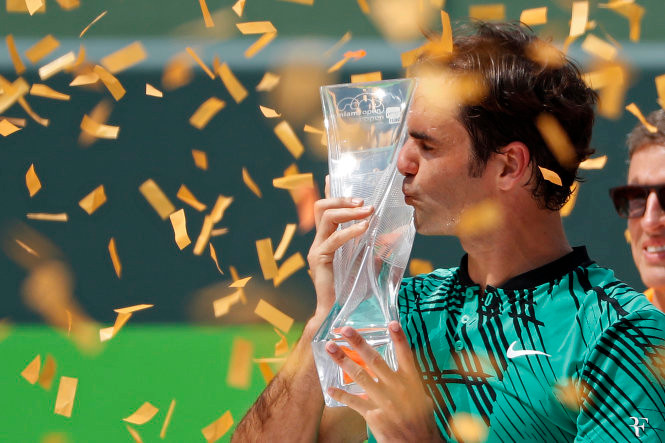 Federer và danh hiệu vô địch đơn nam Giải quần vợt Miami mở rộng 2017. Ảnh: REUTERS Federer và danh hiệu vô địch đơn nam Giải quần vợt Miami mở rộng 2017. Ảnh: REUTERS