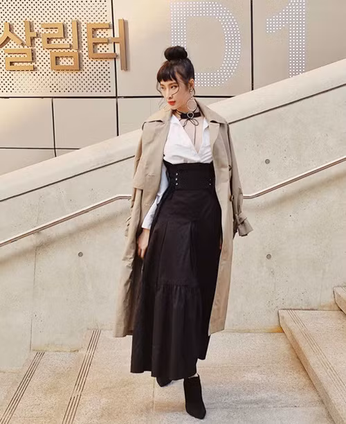  Khi sang Seoul (Hàn Quốc) công tác mới đây, Angela Phương Trinh tranh thủ thực hiện bộ hình với trang phục do cô thiết kế.