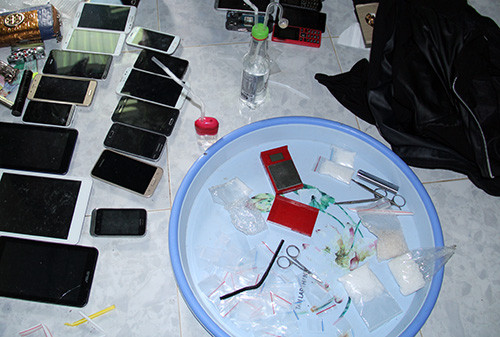 Khám xe hai nơi thuê trọ của Thanh, cảnh sát thu giữ nhiều ma túy và các tang vật liên quan.