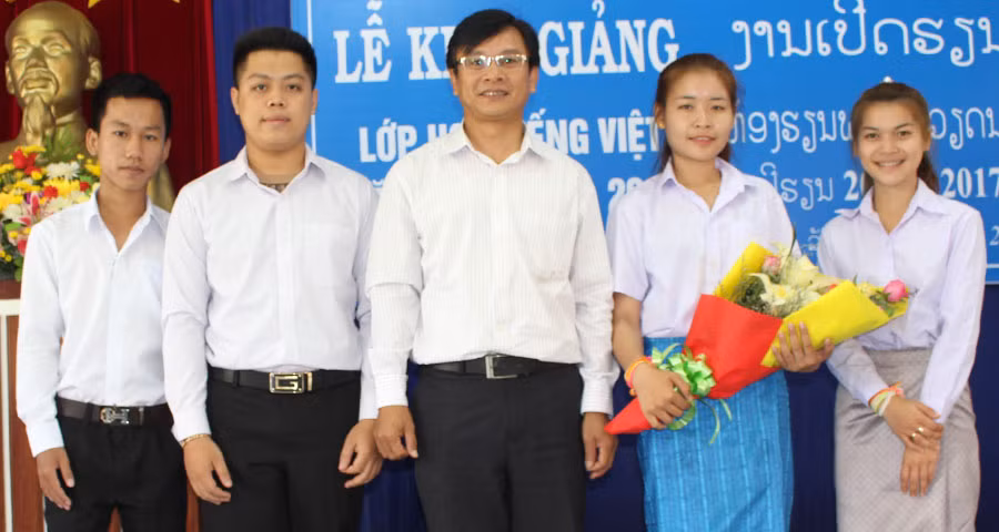 Lãnh đạo Trường Cao đẳng Sư phạm Gia Lai tặng hoa các học sinh Lào. Ảnh: N.G