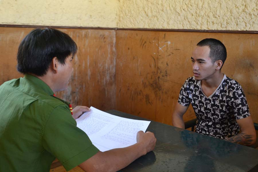 Điều tra viên Công an huyện Chư Sê đang lấy lời khai của đối tượng trộm cắp tài sản. Điều tra viên Công an huyện Chư Sê đang lấy lời khai của đối tượng trộm cắp tài sản.