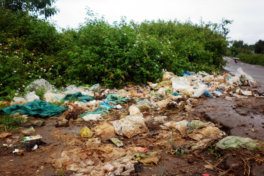 Vào mùa mưa, rác tràn ra ngoài mặt đường. Ảnh: Trần Dung Vào mùa mưa, rác tràn ra ngoài mặt đường. Ảnh: Trần Dung