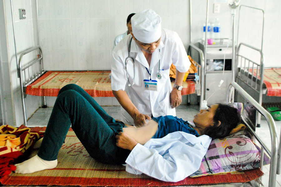 Bác sĩ đang theo dõi bệnh sốt xuất huyết cho chị Kpă H’Mư tại Trung tâm Y tế huyện Phú Thiện. Ảnh: N.T