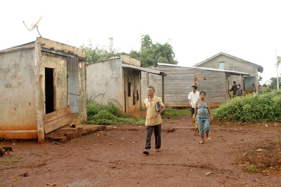 Xóm nghèo làng Bi. Ảnh: T.P Xóm nghèo làng Bi. Ảnh: T.P