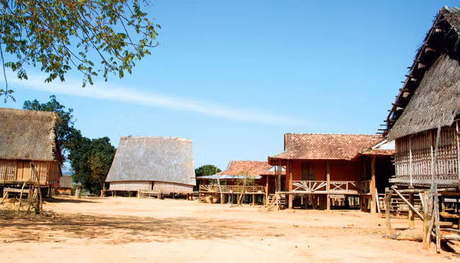 Những ngôi nhà im lìm ở Kon Sơ Lal, ngôi làng đẹp đẽ nguyên sơ nhưng vắng tiếng người.