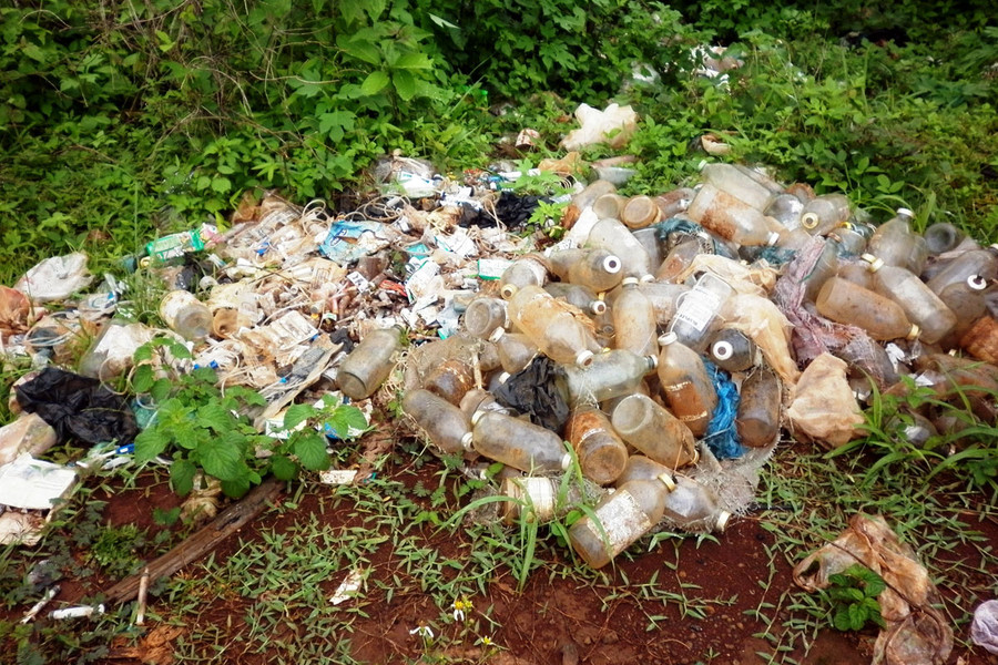 Bãi rác thải y tế tại làng Ngol, xã Ia Tiêm, huyện Chư Sê. Ảnh: Trần Dung Bãi rác thải y tế tại làng Ngol, xã Ia Tiêm, huyện Chư Sê. Ảnh: Trần Dung