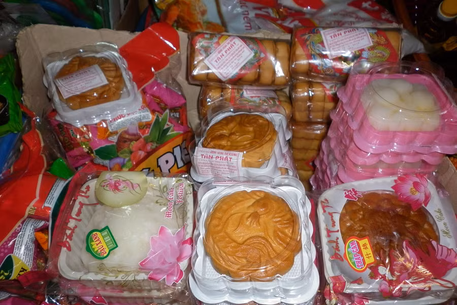 Người tiêu dùng cần phải cảnh giác với những sản phẩm bánh Trung thu trôi nổi, không nhãn mác, không rõ nguồn gốc. Ảnh: Trần Dung