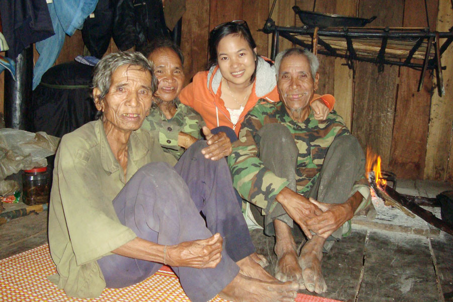 Tác giả chụp hình kỷ niệm với già Amlinh, già Thơl và già làng H’Dong (tính từ trái qua). Ảnh: Văn Đức Tác giả chụp hình kỷ niệm với già Amlinh, già Thơl và già làng H’Dong (tính từ trái qua). Ảnh: Văn Đức