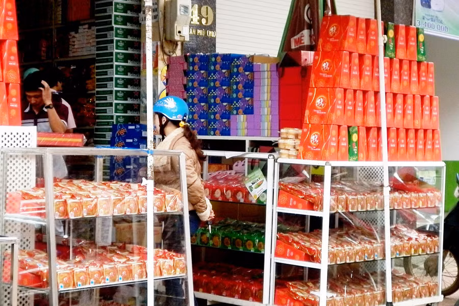  Nhiều đại lý kinh doanh trên địa bàn TP. Pleiku đã tung ra thị trường nhiều loại bánh Trung thu. Ảnh: Trần Dung