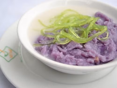 Chè khoai môn là một trong những món ăn yêu thích ở Huế.