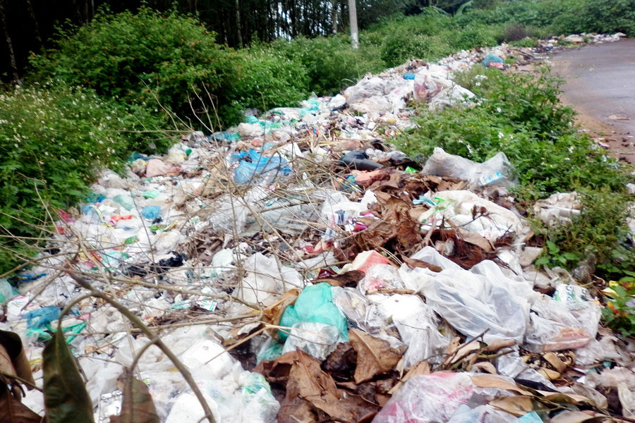 Bãi rác tự phát tại thôn Phú Vinh, xã Ia Băng, huyện Chư Prông. Ảnh: Trần Dung Bãi rác tự phát tại thôn Phú Vinh, xã Ia Băng, huyện Chư Prông. Ảnh: Trần Dung