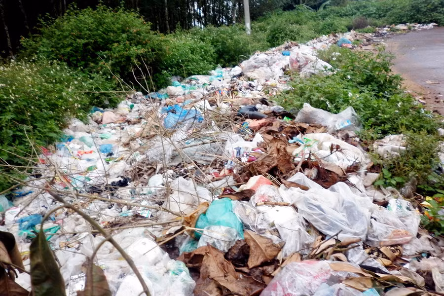 Bãi rác tự phát tại thôn Phú Vinh, xã Ia Băng, huyện Chư Prông. Ảnh: Trần Dung Bãi rác tự phát tại thôn Phú Vinh, xã Ia Băng, huyện Chư Prông. Ảnh: Trần Dung