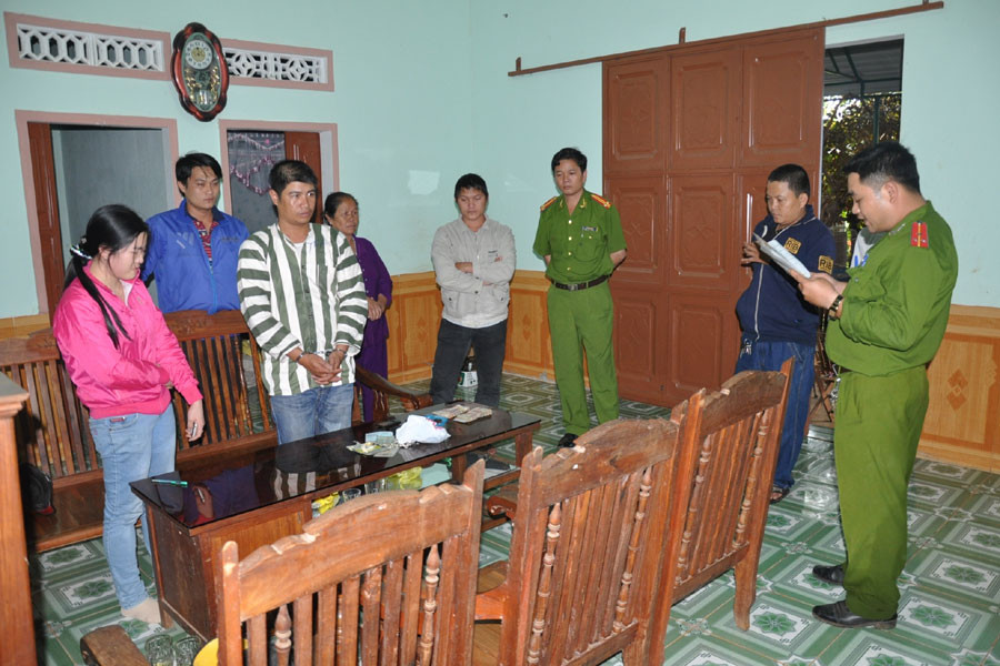 Công an thi hành lệnh bắt, khám xét nơi ở của đối tượng Nguyễn Văn Thái. Ảnh: T.H Công an thi hành lệnh bắt, khám xét nơi ở của đối tượng Nguyễn Văn Thái. Ảnh: T.H