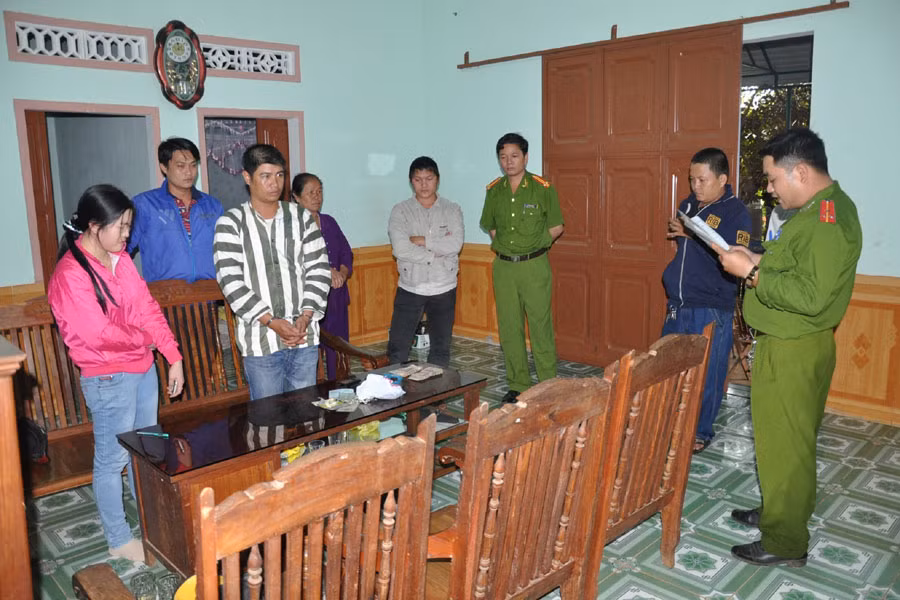 Công an thi hành lệnh bắt, khám xét nơi ở của đối tượng Nguyễn Văn Thái. Ảnh: T.H