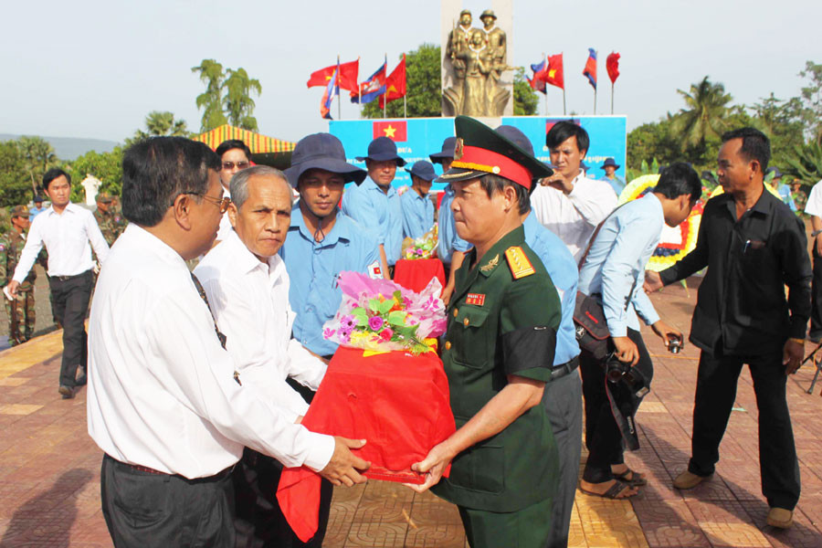 Đưa các liệt sĩ về với đất mẹ. Ảnh: Phan Tiến Dũng
