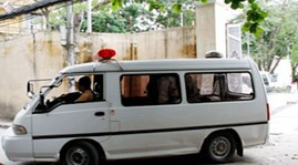 Chiếc xe chở thi thể tử tù Anh Tuấn về an táng. Chiếc xe chở thi thể tử tù Anh Tuấn về an táng.