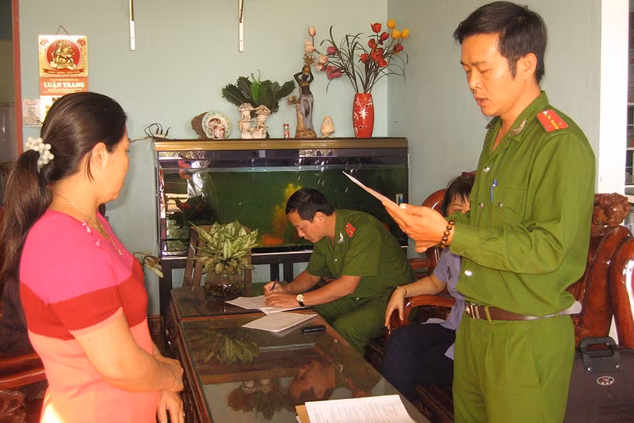  Lực lượng Công an thi hành lệnh bắt, khám xét. Ảnh: Thúy Trinh