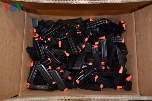 Vũ khí quân dụng được cất giấu trong một lô hàng. Vũ khí quân dụng được cất giấu trong một lô hàng.