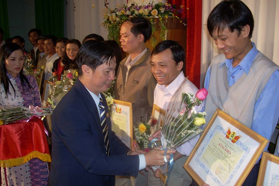 CNVC-LĐ được biểu dương, khen thưởng về học tập và làm theo tấm gương đạo đức Hồ Chí Minh. Ảnh: Thanh Nhật CNVC-LĐ được biểu dương, khen thưởng về học tập và làm theo tấm gương đạo đức Hồ Chí Minh. Ảnh: Thanh Nhật