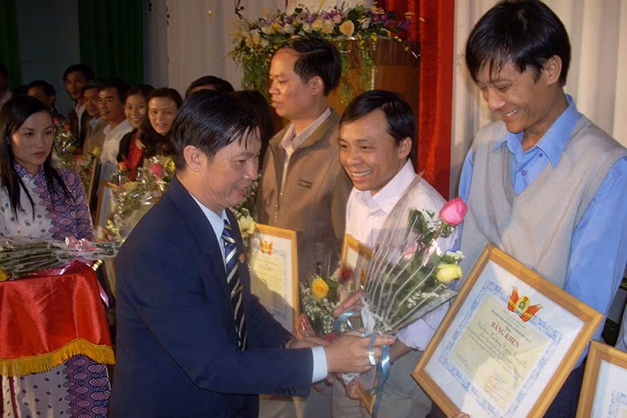  CNVC-LĐ được biểu dương, khen thưởng về học tập và làm theo tấm gương đạo đức Hồ Chí Minh. Ảnh: Thanh Nhật