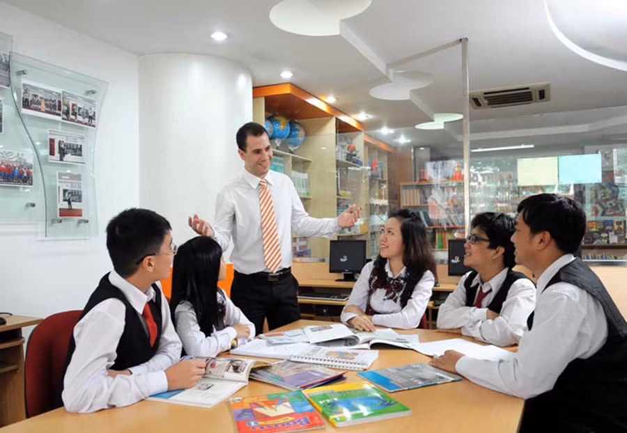 Tiết học làm đề tài theo nhóm do giáo viên nước ngoài hướng dẫn