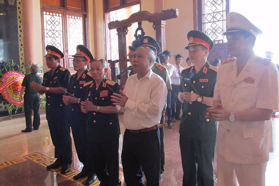 Các đại biểu thắp hương tại Đền tưởng niệm. Ảnh: Phan Lài