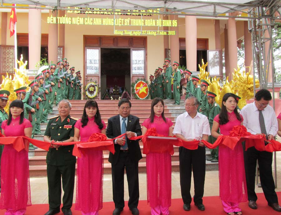 Các đại biểu cắt băng khánh thành Đền tưởng niệm. Ảnh: Phan Lài