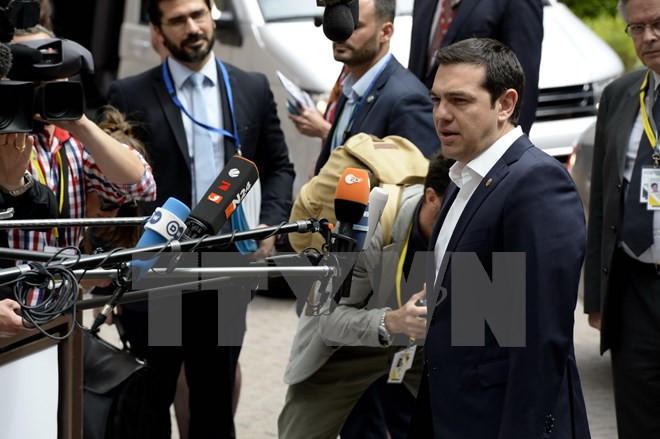 Thủ tướng Hy Lạp Alexis Tsipras trả lời phỏng vấn báo chí trước Hội nghị Liên minh châu Âu ở Brussels, Bỉ ngày 26-6.