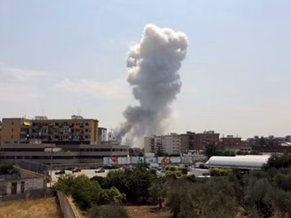 Khói bốc lên từ nhà máy pháo hoa. (Nguồn: bbc.co.uk)