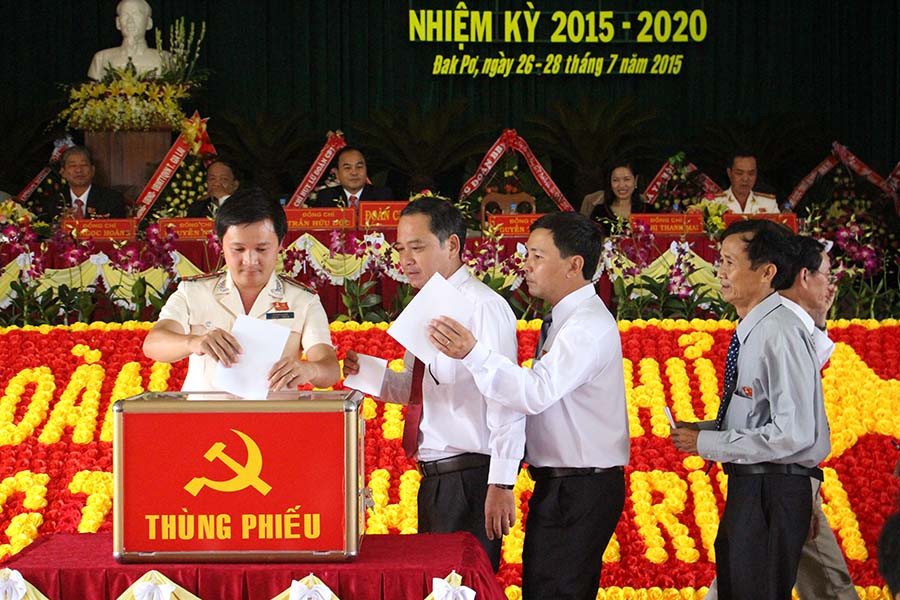 Các đại biểu bỏ phiếu bầu Ban Chấp hành Đảng bộ huyện, nhiệm kỳ 2015-2020. Ảnh: Hồng Thi Các đại biểu bỏ phiếu bầu Ban Chấp hành Đảng bộ huyện, nhiệm kỳ 2015-2020. Ảnh: Hồng Thi