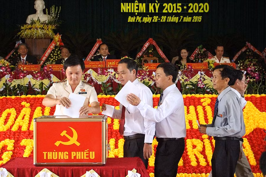 Các đại biểu bỏ phiếu bầu Ban Chấp hành Đảng bộ huyện, nhiệm kỳ 2015-2020. Ảnh: Hồng Thi