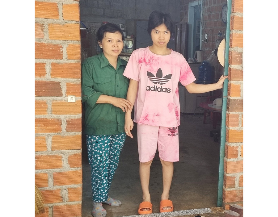 Chị Phạm Thị Bích Vân cùng người con gái bị bệnh động kinh. Ảnh: Hà Phương Chị Phạm Thị Bích Vân cùng người con gái bị bệnh động kinh. Ảnh: Hà Phương