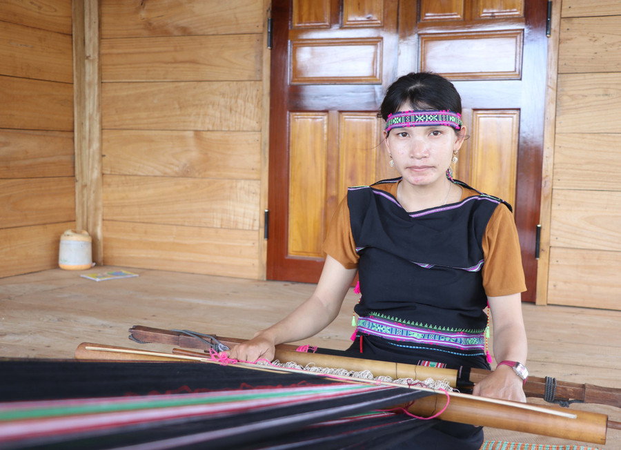Nhờ tham gia tổ dệt thổ cẩm làng Hway (xã Hà Tam, huyện Đak Pơ), tay nghề của chị Đinh Thị Tiêu ngày càng nâng cao. Ảnh: Ngọc Minh