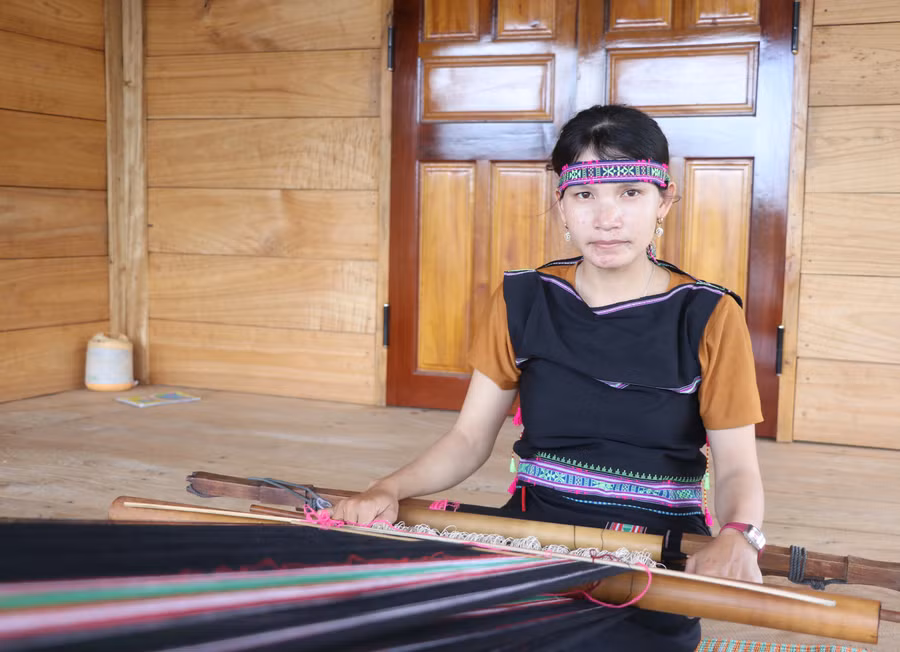 Nhờ tham gia tổ dệt thổ cẩm làng Hway (xã Hà Tam, huyện Đak Pơ), tay nghề của chị Đinh Thị Tiêu ngày càng nâng cao. Ảnh: Ngọc Minh