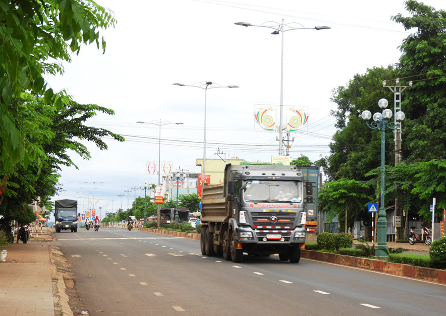  Quốc lộ 14 qua địa bàn tỉnh Gia Lai có nhiều phương tiện lưu thông tiềm ẩn nguy cơ tai nạn giao thông. Ảnh: Thanh Nhật